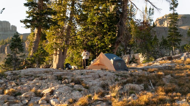 Bivouac et camping sauvage : différences juridiques et pratiques
