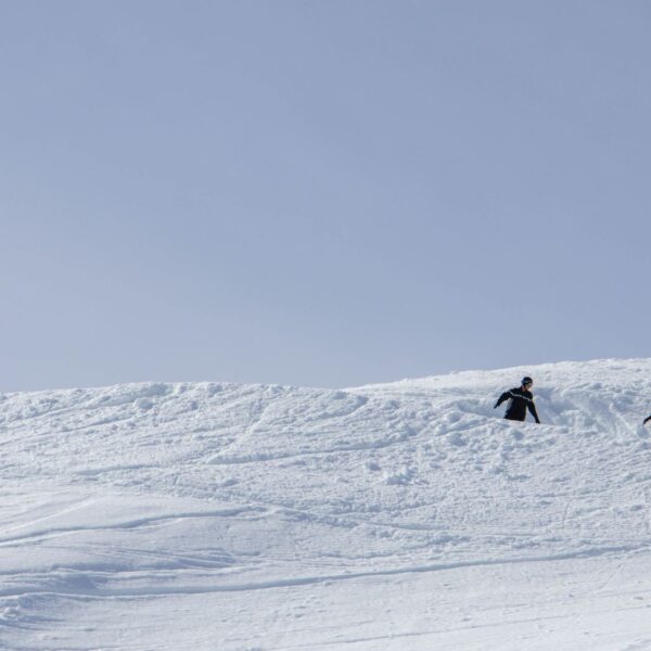 Meilleures stations snowboard freeride : spots et descentes mythiques