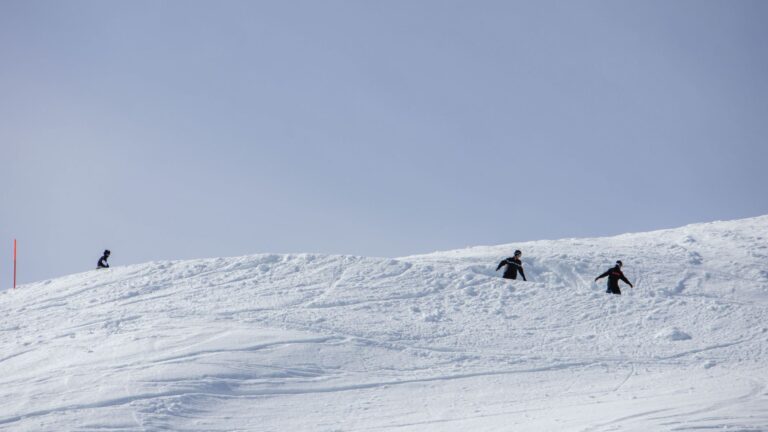 Meilleures stations snowboard freeride : spots et descentes mythiques
