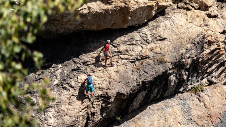 Via ferrata pour débutant en France : meilleurs parcours pour commencer